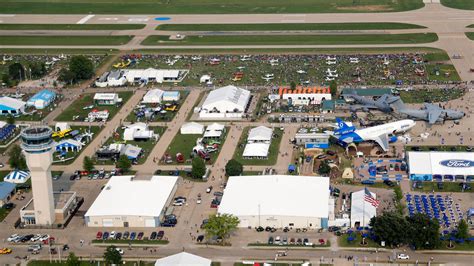 Midair Collision At Oshkosh Wis Airport Kills 2 The New York Times