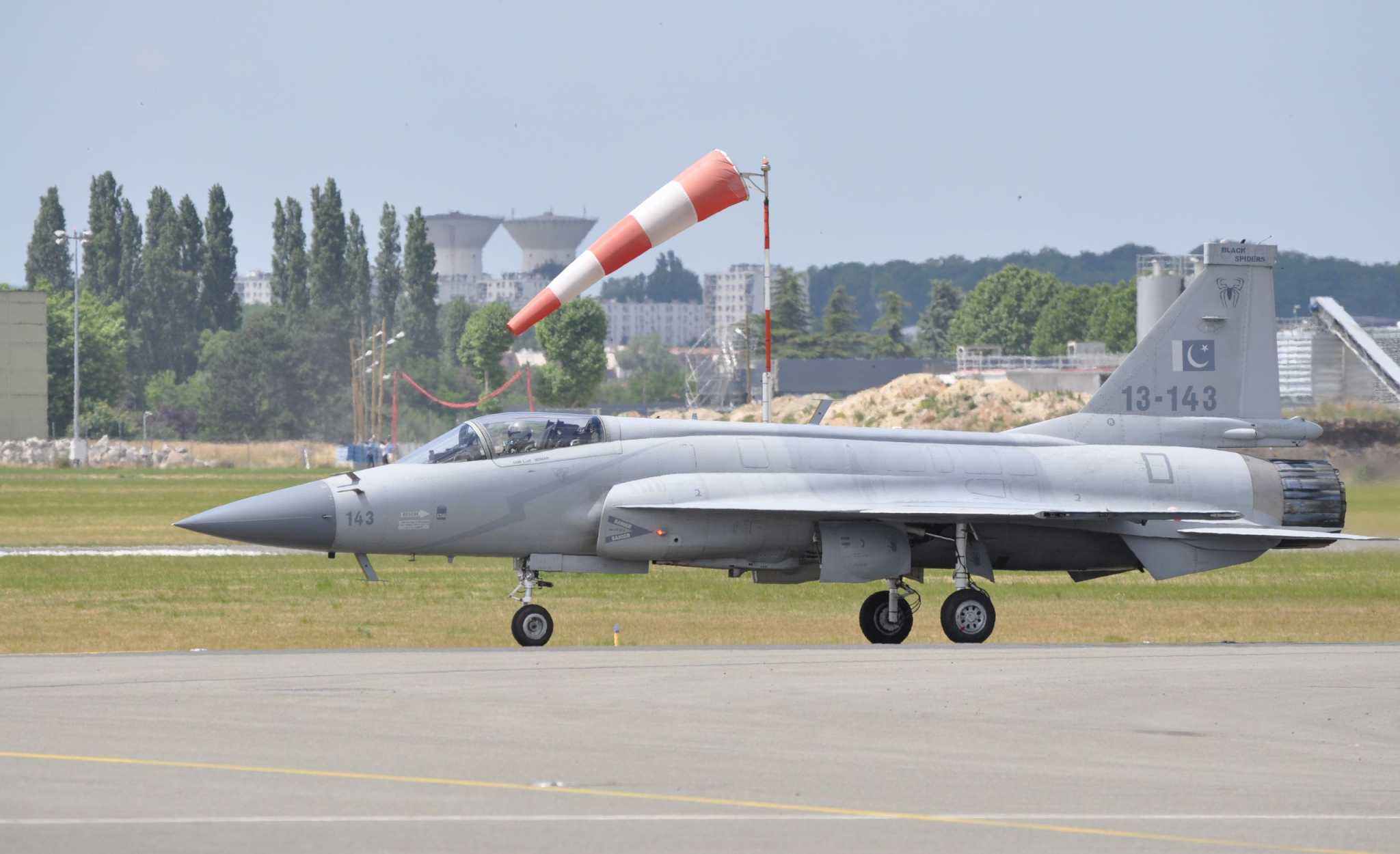 Pakistan Jf 17 Thunder S Maiden Aerial Display In Saudi Arabiadefencetalk Com At Defencetalk