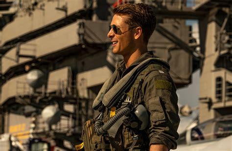 Top Gun Maverick Cast Glen Powell As Jake Hangman Seresin Vague Visages